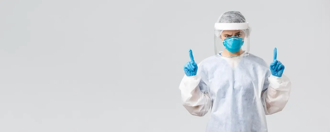 Концепция профилактики COVID-19: вирус, здоровье, медицинские работники и карантин; скептически настроенный или сомневающийся врач.